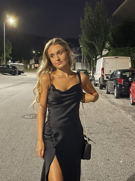 Dinner Date Outfit Dress, Satin Dress Aesthetic, Dinner Date Outfits, Zara Black Dress, Fiesta Outfit, Satin Noir, Black Slip Dress, Black Satin Dress, Dress Aesthetic