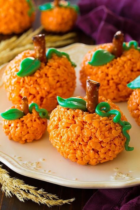 Pumpkin Rice Krispies, Fun Halloween Snacks, Pumpkin Rice Krispie Treats, Pumpkin Rice, Halloween Party Food Ideas, Halloween Snacks For Kids, Dessert Halloween, Kids Halloween Food, Halloween Party Food