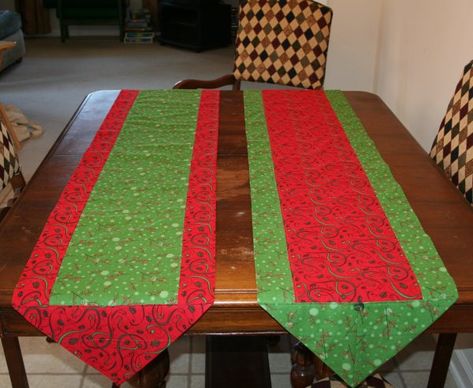 One Hour Table Runners--her version of the 10 minute table runner.  Tells you how to figure out the measurements with your size table. 10 Minute Table Runner, Table Runner Tutorial, Table Runner And Placemats, Table Runner Pattern, Quilted Table Runners, Christmas Table Runner, Christmas Quilts, Christmas Sewing, Sewing Table