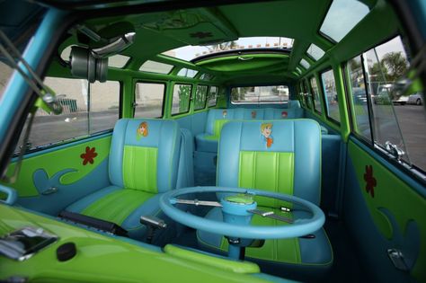 Empresa nos EUA customiza Kombi com inspiração no desenho animado Scooby-Doo    Scooby-Doo é um desenho animado americano produzido pela H... What's New Scooby Doo, Mystery Machine Van, Scooby Doo Mystery Inc, Car Aesthetics, Scooby Doo Mystery Incorporated, Bus Conversions, Cars Interior, Hippie Car, New Scooby Doo