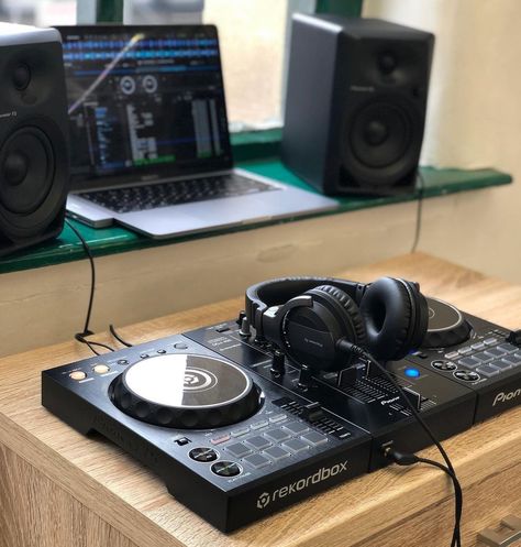 Dj Setup Ideas Home, Ddj 400, Home Music Rooms, Music Studio Room, Dj Setup, Game Websites, Home Recording Studio, Pioneer Dj, Setup Ideas