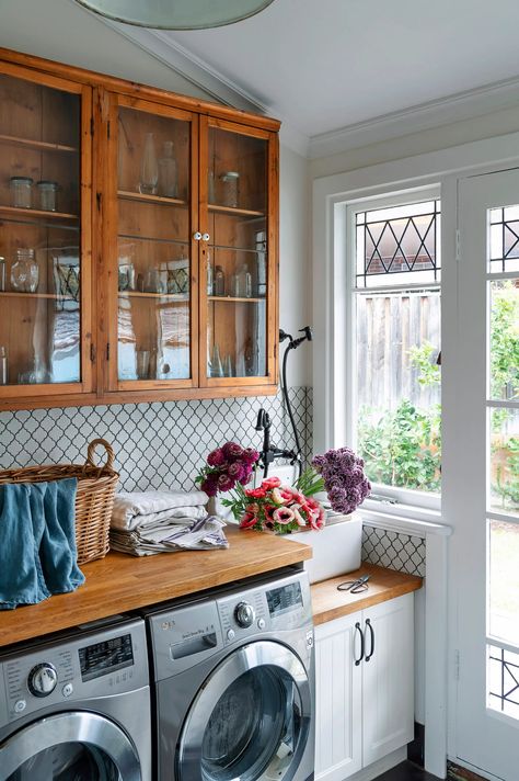 Country laundry rooms with design ideas to inspire Laundry Room Ideas Cottagecore, Laundry Rooms With Windows, Laundry Room With Door To Outside, Laundry Room Cottage Style, Dutch Door Laundry Room, Traditional Laundry Room Ideas, Cottage Laundry Room Ideas, Country Laundry Room Ideas, Japanese Laundry Room