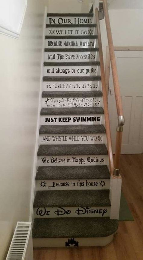 Disney Stairs, Tenk Positivt, Casa Disney, Deco Disney, Disney Theory, Funny Disney Memes, Disney Rooms, Funny Disney Jokes, Wallpaper Disney