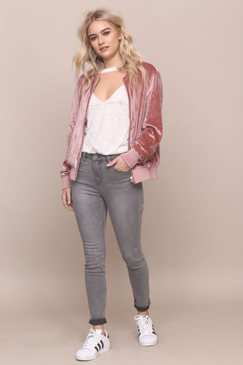 Business Casual Jeans, Velvet Trend, Look Rose, Look Plus Size, Jacket Outfit, Velvet Fashion, Pink Jacket, Look Plus, Ladies Dress Design