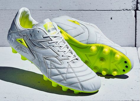 #football #soccer #futbol #footballboots #RobertoBaggio Diadora Match Winner Italy OG MDPU - White / Fluo Yellow Roberto Baggio, Soccer Boots, Liverpool Football Club, Liverpool Football, Football Shoes, Football Kits, Soccer Shoes, Soccer Cleats, Sports Gear