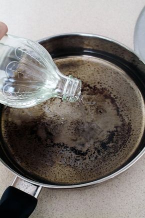 How To Clean Burnt Pans With Vinegar and Baking Soda Cleaning Burnt Pans, Clean Burnt Pots, Astuces Diy, Kitchen Cleaning Hacks, Household Cleaning Tips, Diy Cleaners, Cleaning Recipes, Cleaners Homemade, Natural Cleaning Products