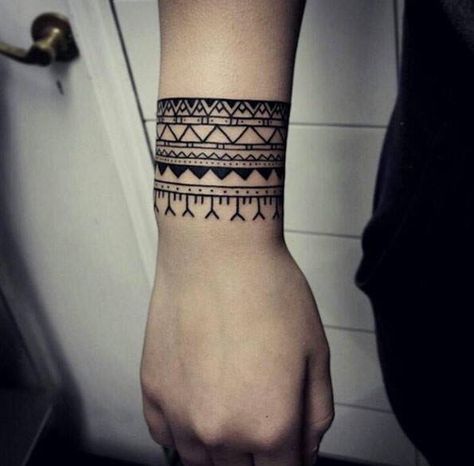 Wrist Tattoo For Men, Tattoos Band, Wristband Tattoo, Tattoo Ideas Tumblr, Tattoo Mujer, Bracelet Tattoo For Man, Samoan Tattoos, Wrist Bracelet Tattoo, Cuff Tattoo