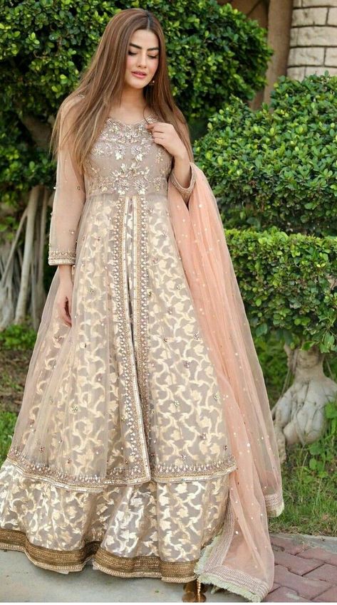 Barat Party Wear Dresses, Engagement Dress Ideas Pakistani, Barat Dress Design, Engagement Frocks, Mastani Dress, Shadi Dress, Pakistani Party Wear Dresses, Pengantin India, Shadi Dresses