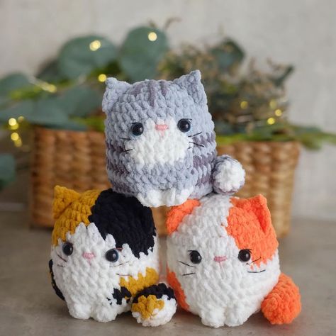 Crochet Kitten Pattern Free, Crochet Toys Free, Cat Crochet, Crochet Keychain Pattern, Beginner Crochet Projects, Quick Crochet, Fun Crochet Projects, Crochet Design, Diy Crochet Projects