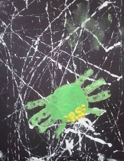 The Preschool Scientist: Toddler Tuesday: Itsy Bitsy and a Spider Craft Spider Web Marble Painting, Handprint Spider, Web Painting, Halloween Paper Decorations, Fun Halloween Decorations, Halloween Lesson Plans, Summer Crafts For Toddlers, Spider Craft, Watercolor Resist