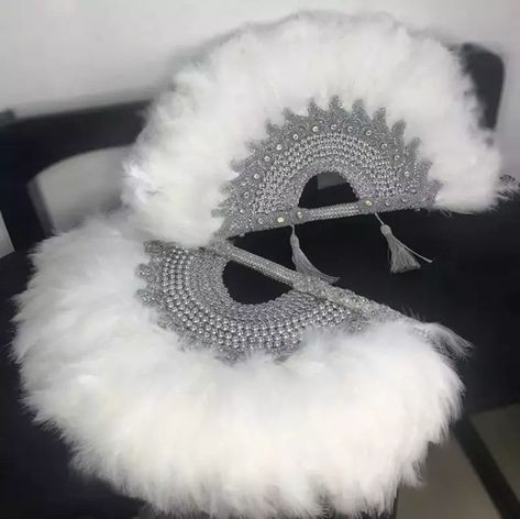 Bridal Handfans, Bridal Fans, Feather Hand Fan, Fans For Wedding, Feather Clutch, Bridal Fan, Fans Wedding, Chic Black Outfits, Dance Props