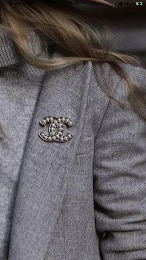 Brooch On Blazer, Wear A Brooch, Chanel Pins, Brooch Style, 2024 Style, Beautiful Clothes, Casual Chic Outfit, Business Women, Beautiful Outfits