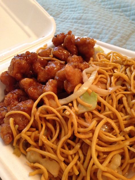 Panda Express Chicken, Chicken Chow Mein Recipe, Panda Express Orange Chicken, Crunchy Vegetables, Chow Mein Recipe, Comforting Dinner, Chicken Chow Mein, Panda Express, Filling Food