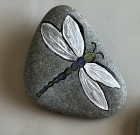 Painted Dragonfly rock Painted Dragonfly, Dragonfly Painting, Hand Painted Rocks, Rock Painting Art, Primitive Decorating, Dragonflies, Rock Art, Rock Painting, Painting Art