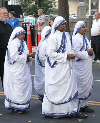 Missionaries of charity with the traditional sari. On 10 September 1946, Teresa experienced what she later described as "the call within the call" while travelling by train to the Loreto convent in Darjeeling from Calcutta for her annual retreat. "I was to leave the convent and help the poor while living among them. It was an order. To fail would have been to break the faith."[35] One author later observed, "Though no one knew it at the time, Sister Teresa had just become Mother Teresa". Saint Costume, Missionaries Of Charity, Saint Teresa Of Calcutta, Works Of Mercy, Nuns Habits, Tanzania Travel, Saint Teresa, Help The Poor, All Saints Day