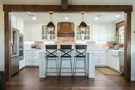 I seriously love everything about this kitchen ❤. The wood beams that line the cased opening make it its own space, but still open to the rest of the house. Definitely some perfect design inspiration! credit: fixer upper #kitchen #farmhousedecor #farmhouse #farmhouse #island #framing #woodbeams #whitekitchen #thathood #love #construction #newhouse #fixerupper Joanna Gaines Kitchen, Fixer Upper Kitchen, Upper Kitchen Cabinets, Casa Country, Decor Ikea, Kitchen Decorating, Trendy Kitchen, Joanna Gaines, Open Kitchen