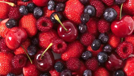 La liste des fruits rouges et celle des bienfaits qu’ils nous offrent sont bien connues. Ce sont à la fois de véritables atouts santé et les plus gourmands de tous les fruits du jardin ! Fraises, framboises, myrtilles, mûres, ces fruits et baies au goût délicat ont tout pour plaire : peu caloriques, riches en eau, riches en vitamines et antioxydants. Biotin Foods, Flat Tummy Foods, Benefits Of Berries, Healthy And Unhealthy Food, Food Backgrounds, Summer Berries, Mixed Fruit, Unhealthy Food, Healthy Fruits