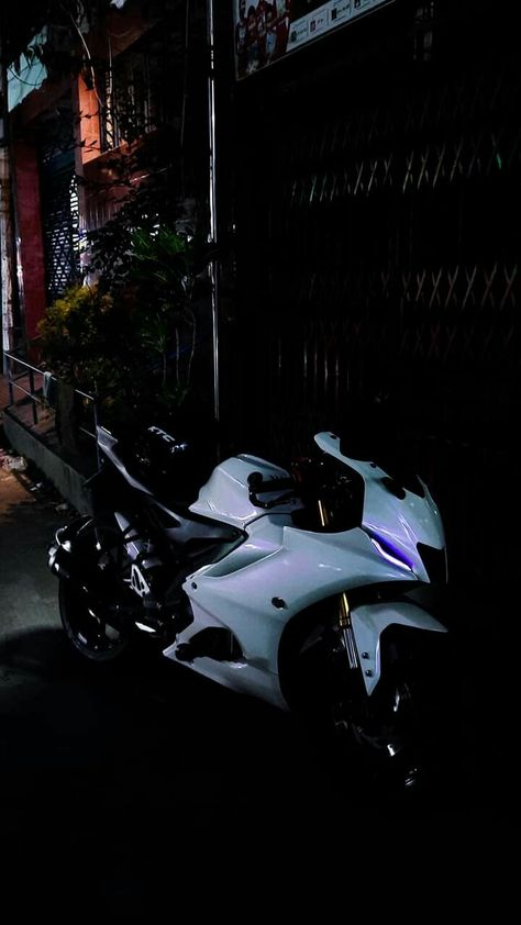 #R15v4 #bikeasthatic #whitebike #nightbike Facebook Featured Photos, White Bike, Apple Watch Fashion, Bike Aesthetic, Night Biking, Actress Without Makeup, Yamaha R1, Bike Photo, Watch Fashion