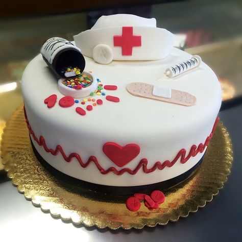 Nurse cake with nurse hat                                                                                                                                                                                 Mais Nurse Cake Design, Doctor Theme Cake, Nursing Graduation Cakes, Medical Cake, Nurse Cake, Nurse Ideas, Doctor Cake, Nursing Cake, Order Cakes Online