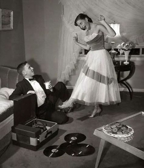 vintage everyday: Vinyles Passion – Vintage Photos of Teenage Record Party in the 1950s and 1960s Teenage Couples, Vintage Dance, Couple Dress, Vintage Prom, Classic Songs, Tuxedo Dress, Time Life, Record Players