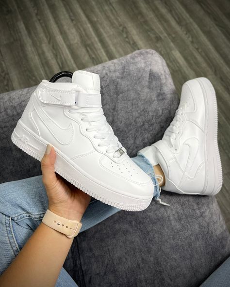 Neat Casual Outfits, Slouch Socks, Pretty Shoes Sneakers, Shoes Outfit Fashion, Tenis Nike, Air Force One, Cute Nike Shoes, Cute Nikes, Girly Shoes