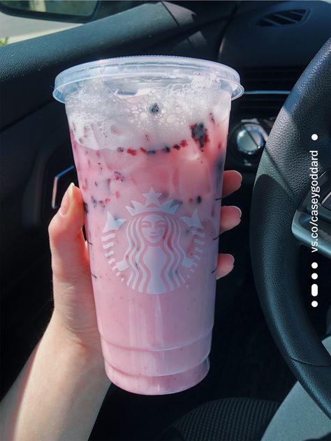 Foto Starbucks, Drink Starbucks, Starbucks Design, Starbucks Secret Menu Drinks, Starbucks Coffee Drinks, Drink Aesthetic, Starbucks Refreshers, Bff Tattoos, Starbucks Drink