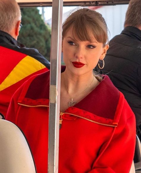 Taylor Swift Pegacorn, Taylor Swift Im Only Me When Im With You, Taylor Chiefs Game, Taylor Swift Muscles, Taylor Swift Concert Makeup Looks, Taylor Swift Chiefs, Cute Taylor Swift Pics, Football Game Pics, Taylor Swift Pretty