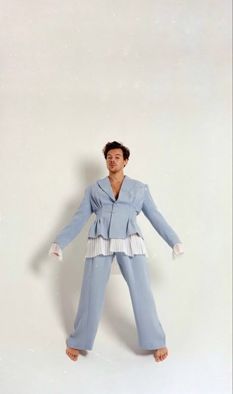 White Harry Styles Aesthetic, Harry Styles Blue Suit, Disco Outfit Men, Suit Casual Outfit, Harry Outfits, Harry Styles Outfit, Harry Styles Aesthetic, Suit Casual, Harry Styles 1d