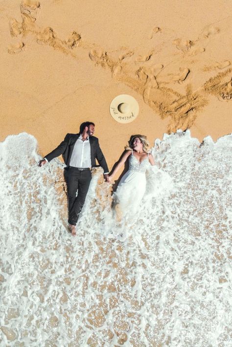 Beach Wedding Pics, Couples Beach Photography, Dream Beach Wedding, Yacht Wedding, Pre Wedding Shoot Ideas, Wedding Picture Poses, Beach Wedding Photography, Beach Wedding Photos, Foto Tips