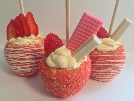 Imgur: The magic of the Internet Gourmet Candy Apples, Strawberry Crunch Cake, Candy Apple Recipe, Chocolate Covered Apples, Gourmet Apples, Gourmet Candy, Crunch Cake, Junk Food Snacks, Food Drinks Dessert