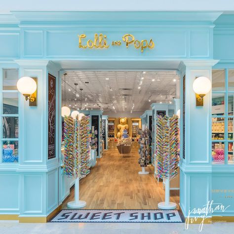 Lolli and Pops Candy store in the Woodlands photographed by http://www.jonathanivy.com #vintage #Candy #Store Candy Store Design, Candy Store Display, Boutique Patisserie, Lolli And Pops, Classic Candy, Shop Fronts, Sweet Shop, Vintage Candy, Cafe Interior Design