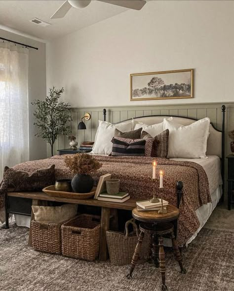 Bedrooms With Quilts On Bed, Cottage Themed Bedroom, Layered Bedding Ideas Cozy Bedroom, Queen Bed Pillow Arrangement, Italian Villa Bedroom, Small Primary Bedroom, Modern Country Bedroom, Bedroom Inspiration Cozy, French Style Bed