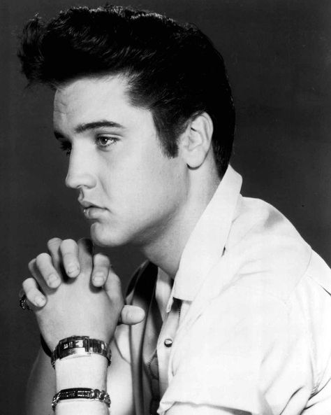 Elvis Presley was an American singer and actor. Regarded as one of the most significant cultural icons of the 20th century, he is often referred to as the "King of Rock and Roll" or simply "the King". Elvis Presley Hair, Elvis Presley Family, King Elvis Presley, Young Elvis, Elvis Presley Pictures, Stray Cats, Retro Images, Elvis Presley Photos, Priscilla Presley