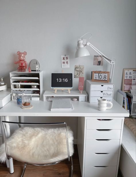 Vanity And Study Table In One, Study Table Layout, Small Desk Ideas Aesthetic, Small Room Makeover, Bedroom Ideas For Small Rooms Diy, Desk Simple, Dream Desk, Study Desk Decor, Desk Layout