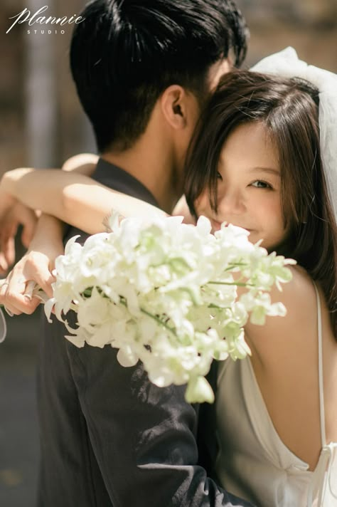 Pre Wedding Outdoor, Beach Wedding Pics, Pre Wedding Photoshoot Theme, Pose Pengantin, Wedding Korean, Wedding Korea, Prenup Ideas, Korean Couple Photoshoot, Prewedding Outdoor