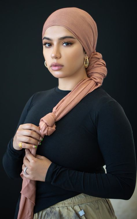 Estilo Hijab, Rihanna Outfits, Hijab Style Tutorial, Hair Wrap Scarf, Mode Turban, Hair Scarf Styles, Power Of Makeup, Head Scarf Styles, Arab Beauty