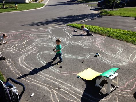 A Large race track on the driveway made with sidewalk chalk. KIDS LOVE IT!! Sidewalk Chalk Race Track, Chalk Race Track, Chalk Driveway, Chalk Drawing Ideas, Driveway Chalk, Chalk Sidewalk, Chalk Activities, Hotwheels Birthday Party, Race Car Track