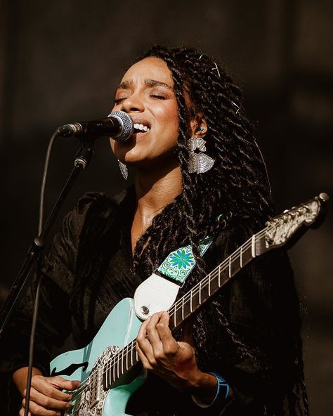 Black Female Bassist, Black Guitarist, Black Musicians, Lianne La Havas, Guitar Girl, Female Musicians, Black Femininity, Hyena, Pose Reference Photo