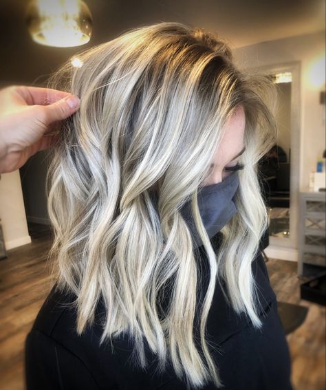 Blonde Mom Haircut, Medium Aline Bob, Jesse James Decker Hair Short, Blond Front Pieces Of Hair, Shoulder Length Blonde Hair Balayage, Short Mom Haircut, Lob Highlights, Low Maintenance Blonde Balayage, White Hair With Lowlights