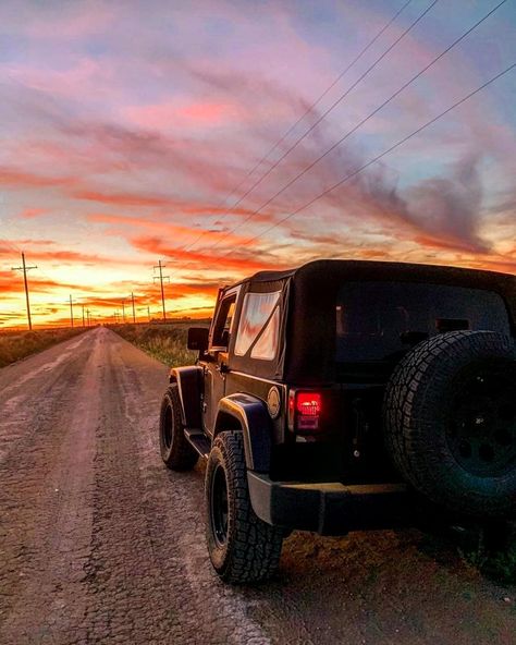 Jeep Wrangler Aesthetic, Wrangler Aesthetic, Jeep Aesthetic, Jeep Garage, 2007 Jeep Wrangler, End Of The Road, Back Road, Jeep Life, My Dream Car