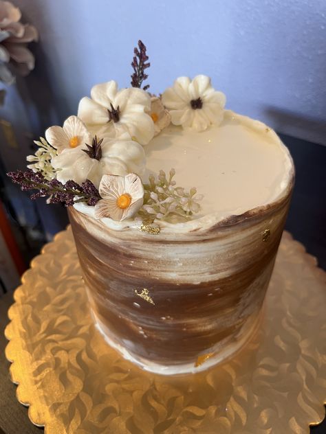 White and brown rustic buttercream floral Frosting For White Cake, Gold Birthday Cake, Swirl Cake, White Frosting, Bridal Shower Cake, Gold Cake, Cool Birthday Cakes, Cake Designs Birthday, Gold Birthday