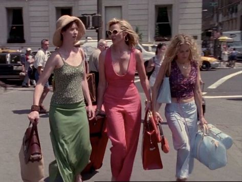 Carrie Bradshaw Outfits, Smart Packing, Twenty Something, French Travel, Kim Cattrall, Samantha Jones, The Brady Bunch, Packing Essentials, City Outfits