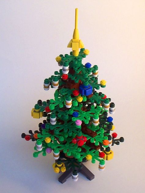 Lego Christmas tree by lantlant on DeviantArt Lego Christmas Gifts, Lego Christmas Ornaments, Christmas Tree Game, Lego Wall Art, Lego Christmas Village, Lego Christmas Tree, Lego Tree, Diy Lego, Lego Christmas