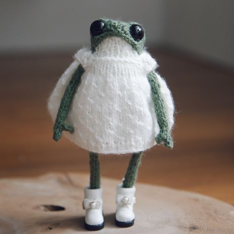 Ok, pause for a moment and look at her. 🥹 #froggy #knittedfrog #knittedfroggyinsweater #adorablegifts #frogsofinstagram #imadethisfrog #froggie #froggy #dotpebblesknits #littlefrogs #knit Crochet Frog Clothes, Frog Clothes, Adorable Frogs, Knitted Frog, Frog Doll, Crochet Frog, Pusheen, Knit Outfit, Toad