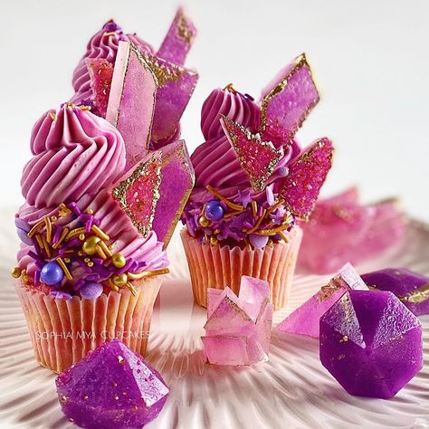 1,266 Likes, 89 Comments - Nina•Cupcakes•Melbourne (@sophiamyacupcakes) on Instagram: “Cupcakes with edible crystal jelly candy that come packed with positive vibes & healing energy. 💖😉…” Edible Crystal Candy, Crystal Cupcakes, Neon Food, Cupcake Videos, Crystal Jelly, Edible Gold Leaf, Unique Cupcakes, Jelly Candy, Crystal Candy