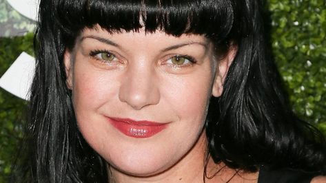 The former NCIS star has often changed her appearance Ncis Abby Sciuto, Hair Dye Allergy, Ncis Abby, Ncis Stars, Abby Sciuto, Pauley Perrette, Best Hair Dryer, Multi Colored Hair, Long Blond