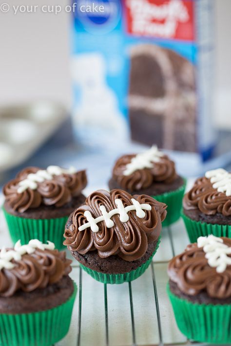 Easy Football Cupcakes with a video to show you how to decorate! Tailgate Food Ideas, Easy Tailgate Food, Football Cupcakes, Bowl Party Food, Party Food Dessert, Football Snacks, Football Cake, Football Party Food, Easy Chocolate Cake