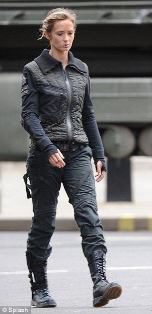 Military garb: Emily was dressed in combat style trousers with a pair of army boots, while her hair was off her face Rita Vrataski, Combat Outfit, Movies Stills, Edge Of Tomorrow, Emily B, Daniela Ruah, Devil Wears Prada, Latest Movie, Best Outfits