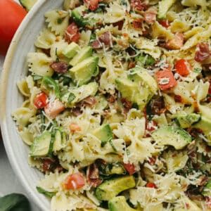 Pasta Salad Avocado, Avocado Basil Pasta, Avocado Oil Dressing, Basil Pasta Recipes, Basil Pasta Salad, Salad For Summer, Easy Macaroni Salad, Bacon Ranch Pasta Salad, The Perfect Salad