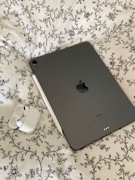 Ipad Air And Apple Pencil, Apple Tablet Aesthetic, Ipad Air Space Grey Aesthetic, Apple Asethic, Ipad And Apple Pencil Aesthetic, Ipad Air Space Grey, Apple Pencil Aesthetic, Ipad Air 5 Aesthetic, Ipad Space Grey